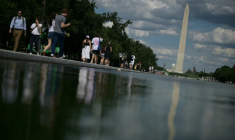 Des personnes se promènent près du bassin réfléchissant du Lincoln Memorial après l'achèvement de récents travaux de rénovation à Washington, le 18 juin 2026 ( AFP / Oliver Contreras )