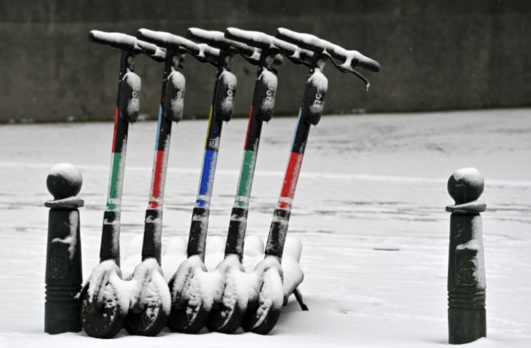 Des trottinettes électriques de l'opérateur Dott à Bruxelles le 8 février 2021 ( BELGA / ERIC LALMAND )