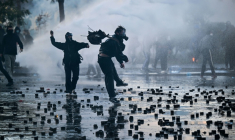 Des protestataires lancent des pavés lors d'une manifestation antigouvernemtale à Tirana, le 17 octobre 2026 en Albanie ( AFP / Armend NIMANI )