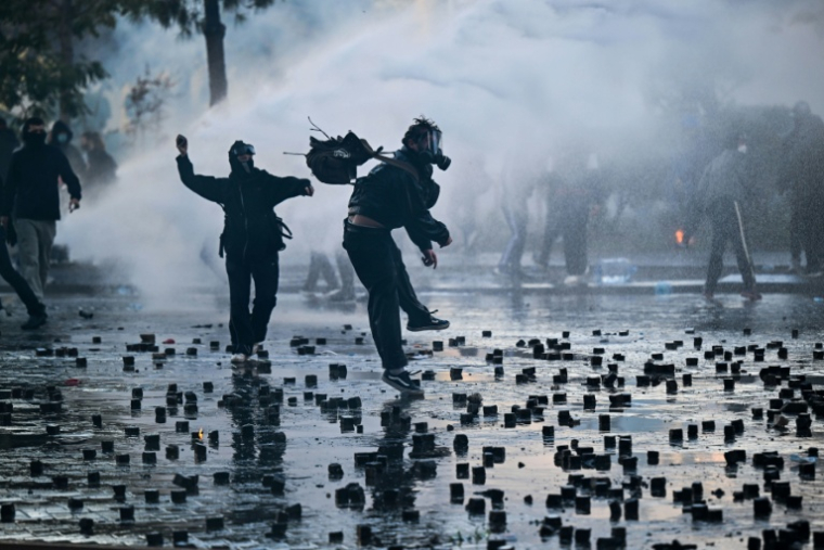Des protestataires lancent des pavés lors d'une manifestation antigouvernemtale à Tirana, le 17 octobre 2026 en Albanie ( AFP / Armend NIMANI                      )