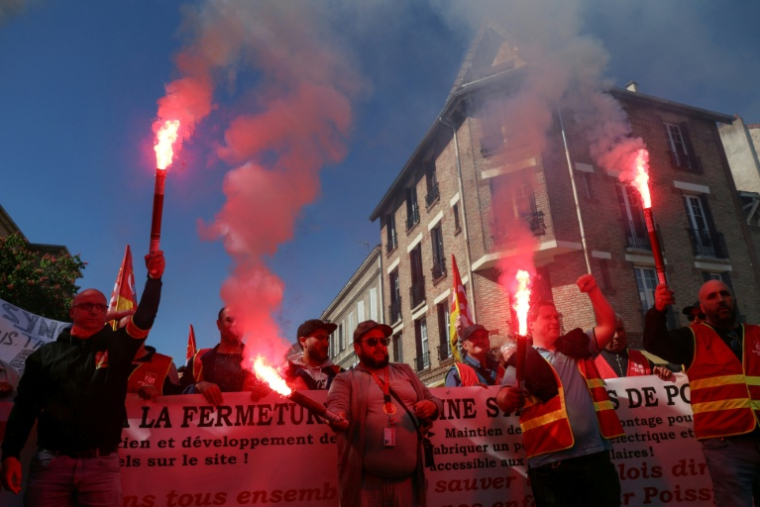Des employés de Stellantis manifestent à Poissy (Yvelines) le 23 avril 2026 ( AFP / Alain JOCARD )
