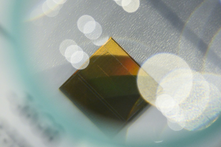 Une puce du géant sud-coréen des semi-conducteurs SK Hynix, le 4 novembre 2024 à Séoul ( AFP / ANTHONY WALLACE )