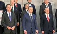(g-d) Le secrétaire général de l'Otan, Mark Rutte, le secrétaire américain à la Défense, Pete Hegseth, et le secrétaire britannique à la Défense, John Healey, lors d'une photo de famille en marge d'une réunion des ministres de la Défense de l'Otan au siège de l'organisation, le 5 juin 2025 à Bruxelles ( AFP / NICOLAS TUCAT )