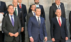 (g-d) Le secrétaire général de l'Otan, Mark Rutte, le secrétaire américain à la Défense, Pete Hegseth, et le secrétaire britannique à la Défense, John Healey, lors d'une photo de famille en marge d'une réunion des ministres de la Défense de l'Otan au siège de l'organisation, le 5 juin 2025 à Bruxelles ( AFP / NICOLAS TUCAT )
