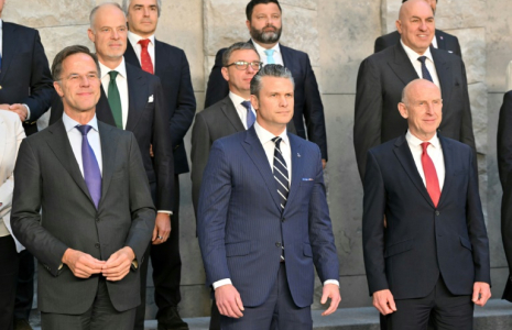 (g-d) Le secrétaire général de l'Otan, Mark Rutte, le secrétaire américain à la Défense, Pete Hegseth, et le secrétaire britannique à la Défense, John Healey, lors d'une photo de famille en marge d'une réunion des ministres de la Défense de l'Otan au siège de l'organisation, le 5 juin 2025 à Bruxelles ( AFP / NICOLAS TUCAT )