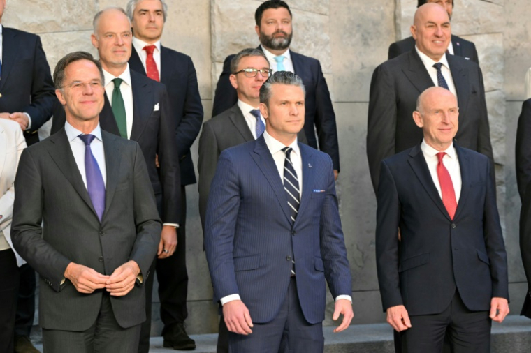 (g-d) Le secrétaire général de l'Otan, Mark Rutte, le secrétaire américain à la Défense, Pete Hegseth, et le secrétaire britannique à la Défense, John Healey, lors d'une photo de famille en marge d'une réunion des ministres de la Défense de l'Otan au siège de l'organisation, le 5 juin 2025 à Bruxelles ( AFP / NICOLAS TUCAT )