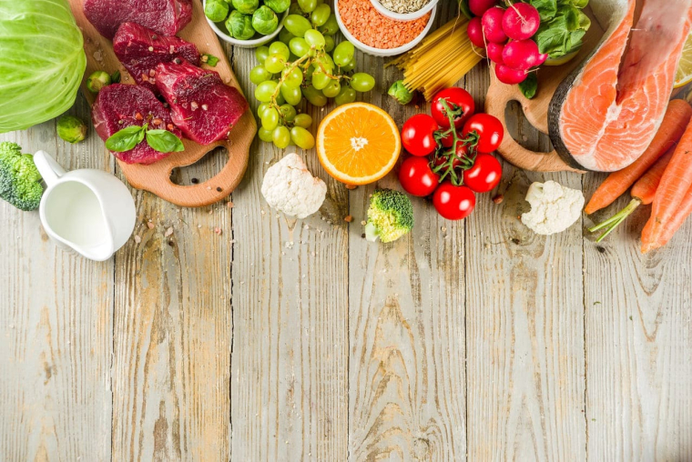 (Crédits photo : Adobe Stock - Echantillon de produits frais, bruts et de saison : fruits, légumes, viande)