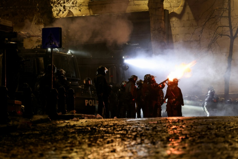 Des policiers tirent des gaz lacrymogènes lors d'une  manifestation à Tbilissi contre la décision du gouvernement de reporter les négociations d'adhésion à l'UE, le 2 décembre 2024 en Géorgie ( AFP / Giorgi ARJEVANIDZE )