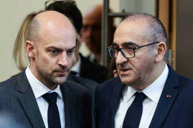 Le ministre des Affaires étrangères Jean-Noël Barrot (G) et le ministre de l'Intérieur Laurent Nuñez (D), à Paris le 9 janvier 2026 ( POOL / Ludovic MARIN )