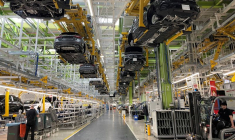 Une vue générale des lignes de production du constructeur automobile allemand Mercedes-Benz dans une usine, à Rastatt
