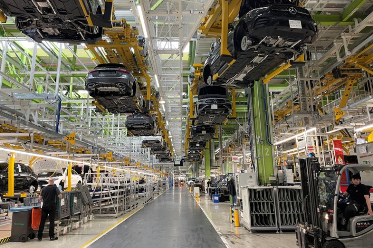 Une vue générale des lignes de production du constructeur automobile allemand Mercedes-Benz dans une usine, à Rastatt