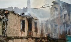Un pompier contrôle le bâtiment d'un centre de santé,détruit par un missile à Dnipro, le 26  mai 2023 en Ukraine ( AFP / Vitalii Matokha )