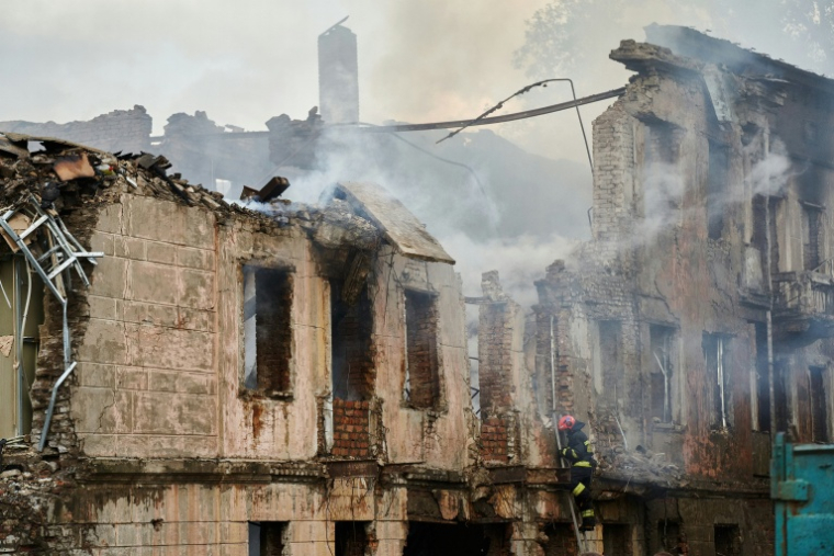 Un pompier contrôle le bâtiment d'un centre de santé,détruit par un missile à Dnipro, le 26  mai 2023 en Ukraine ( AFP / Vitalii Matokha )