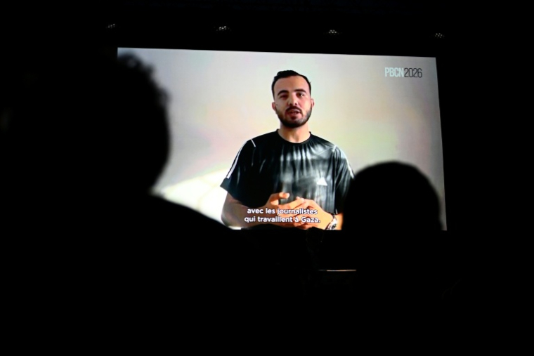 Jehad Alshrafi, photographe de l'agence Associated Press (AP), s'exprime par liaison vidéo après avoir reçu le prix du jeune reporter décerné par le jury international lors de l'édition 2026 du prix Bayeux Calvados-Normandie des correspondants de guerre, le 10 octobre 2026 ( AFP / Guillaume Saligot )