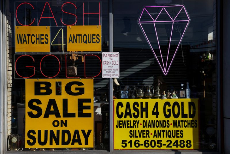 Panneaux d'achat d'or dans un magasin à East Meadow, New York