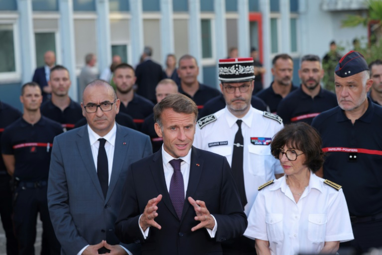 Le président Emmanuel Macron (C) avec le ministre de l'Intérieur Laurent Nuñez (G) et la préfète de la Gironde et de la région Nouvelle-Aquitaine Sophie Brocas (D), le 27 juillet 2026 à Bordeaux ( POOL / Kenzo TRIBOUILLARD )