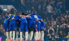 L'arbitre Paul Tierney se fait encercler par les joueurs de Chelsea... et ne bouge pas
