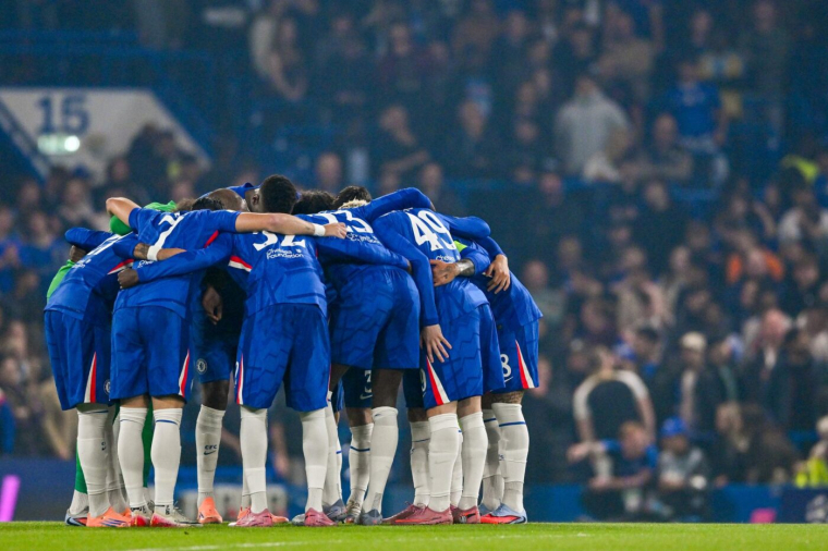 L'arbitre Paul Tierney se fait encercler par les joueurs de Chelsea... et ne bouge pas