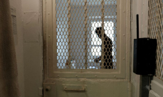 Un détenu se trouve dans une cellule du centre de détention de Villepinte près de Paris