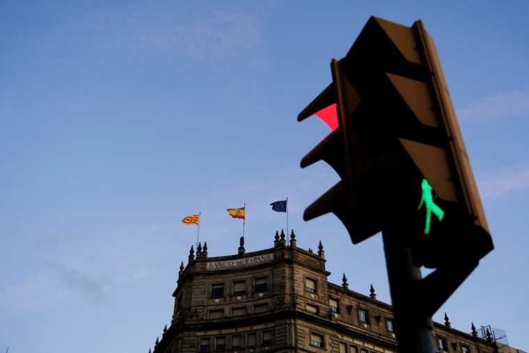 Le bureau de la Banque d'Espagne devant un feu de signalisation à Barcelone