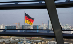 Le drapeau allemand au sommet du bâtiment du Reichstag