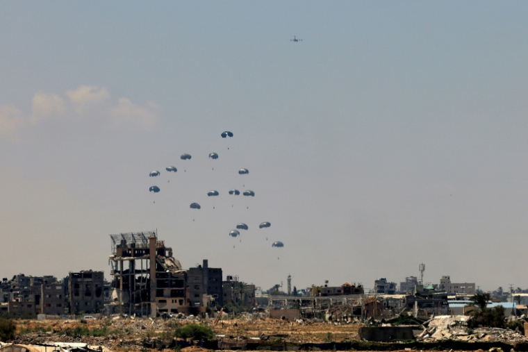 Parachutage d'aide humanitaire par un avion de l'armée allemande, à Nousseirat, dans le centre de la bande de Gaza, le 4 août 2025 ( AFP / - )