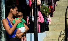 Une femme porte un bébé, à La Fortaleza près de Cucuta, en Colombie, le 9 janvier 2026 ( AFP / Schneyder MENDOZA )