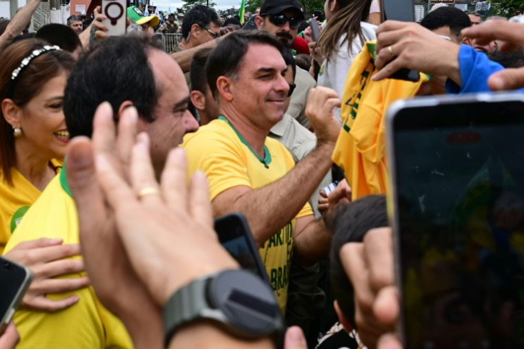 Le sénateur Flavio Bolsonaro (c) candidat du Parti libéral (PL) à la présidentielle, salue ses partisans lors d'un meeting de campagne à Juiz de Fora, dans l'État du Minas Gerais, le 9 septembre 2026 au Brésil ( AFP / Pablo PORCIUNCULA )