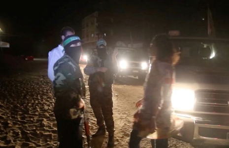Le Hamas remet des otages aux membres du Comité international de la Croix-Rouge, dans un lieu inconnu à Gaza