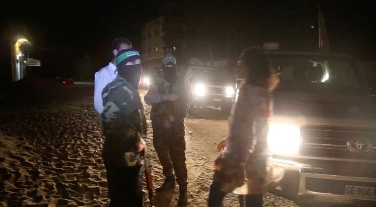 Le Hamas remet des otages aux membres du Comité international de la Croix-Rouge, dans un lieu inconnu à Gaza