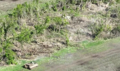 Les forces ukrainiennes détruisent les positions russes en direction de Bakhmut, près de Klischiivka, dans la région de Donetsk