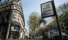 Titre de la chanson "Pour que tu m'aimes encore" de Céline Dion affiché dans Paris le 23 mars 2026 ( AFP / Blanca CRUZ )