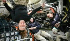 Capture d'écran transmise par la Nasa le 3 avril 2026 montrant les quatre membres d'équipage de la mission Artémis 2 dans leur capsule  ( NASA TV / Handout )