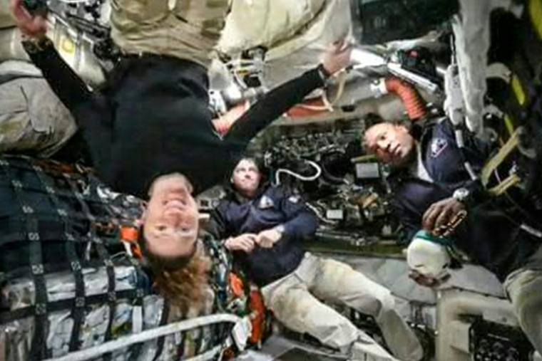 Capture d'écran transmise par la Nasa le 3 avril 2026 montrant les quatre membres d'équipage de la mission Artémis 2 dans leur capsule  ( NASA TV / Handout )