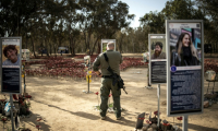 Un soldat israélien se recueille sur le site des attentats du 7 octobre 2023 sur le terrain du festival Nova à Reim, dans le sud d'Israël, le 6 octobre 2025, un jour avant le deuxième anniversaire des attentats ( AFP / JOHN WESSELS )