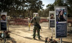 Un soldat de l'armée israélienne rend hommage à la mémoire d'une victime tuée pendant l'attaque du Hamas sur Israël le 7 octobre 2023, le 6 octobre 2025 à Reïm dans le sud d'Israël ( AFP / JOHN WESSELS )