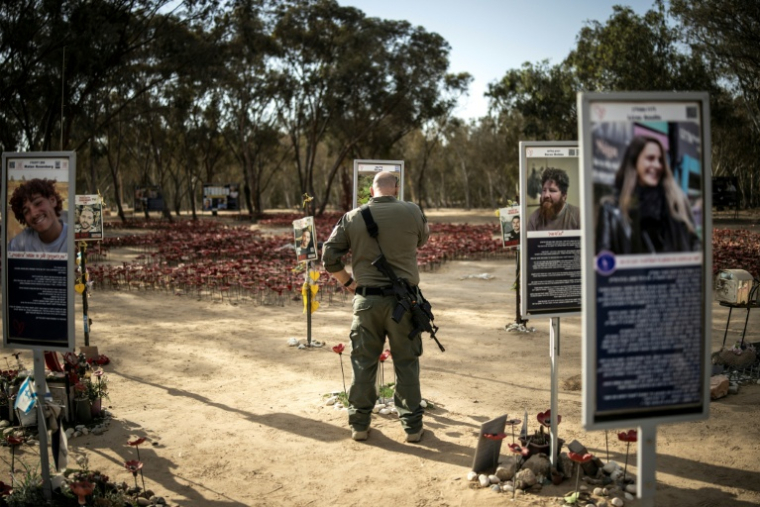 Un soldat israélien se recueille sur le site des attentats du 7 octobre 2023 sur le terrain du festival Nova à Reim, dans le sud d'Israël, le 6 octobre 2025, un jour avant le deuxième anniversaire des attentats ( AFP / JOHN WESSELS )