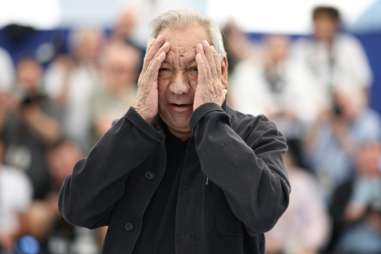Le réalisateur Tony Gatlif pose lors d'une séance photo pour le film "Ange", le 23 mai 2025 à Cannes ( AFP / Valery HACHE )
