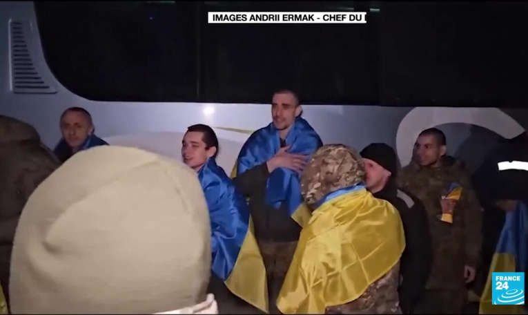 Guerre en Ukraine : près de 500 soldats ukrainiens et russes relâchés
