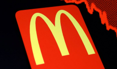 L'illustration montre le logo de McDonald's et un graphique d'actions en baisse