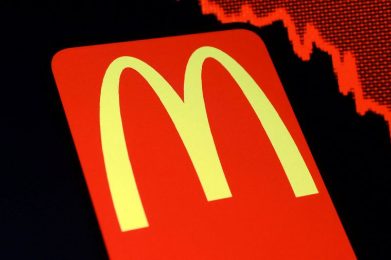 L'illustration montre le logo de McDonald's et un graphique d'actions en baisse