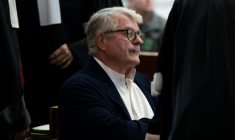 L'homme d'affaires Olivier Bouygues à l'ouverture de son procès au tribunal correctionnel d'Orléans pour la destruction d'espèces d'oiseaux protégées sur son domaine de chasse en forêt de Sologne, le 7 septembre 2026 dans le Loiret ( AFP / Alain JOCARD )