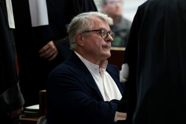 L'homme d'affaires Olivier Bouygues à l'ouverture de son procès au tribunal correctionnel d'Orléans pour la destruction d'espèces d'oiseaux protégées sur son domaine de chasse en forêt de Sologne, le 7 septembre 2026 dans le Loiret ( AFP / Alain JOCARD )