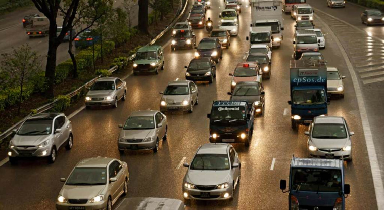 Après un début de semaine compliqué, le secteur automobile reprend des couleurs en Bourse. (© Epsos)