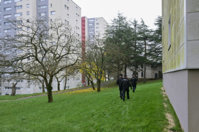 Des gendarmes lors d'une opération de sécurité dans un quartier de Nantes, le 17 décembre 2025 ( AFP / Damien MEYER )