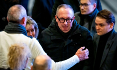Le président de la commune de Crans-Montana Nicolas Féraud, après une cérémonie d'hommage aux victimes de l'incendie qui a ravagé le bar Le Constellatio, le soir du Nouvel An, le 9 janvier 2026 à Crans-Montana  ( AFP / MAXIME SCHMID )