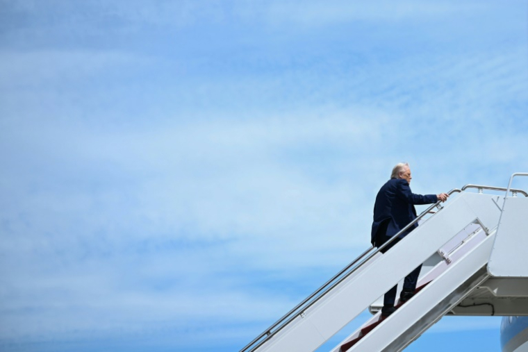 Donald Trump embarque à bord d'Air Force One à destination du Moyen-Orient, le 12 mai 2025 sur la base aérienne Andrews dans le Maryland ( AFP / Brendan SMIALOWSKI )
