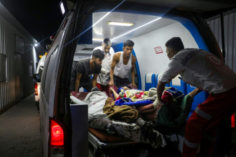 Des blessés transportés à l'hôpital Al-Awda de Nousseirat, dans le centre de la bande de Gaza, le 29 octobre 2025 ( AFP / - )