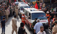 Les ambulances transportant les corps de trois dirigeants palestiniens circulent dans le camp de réfugiés d'al-Baddawi
