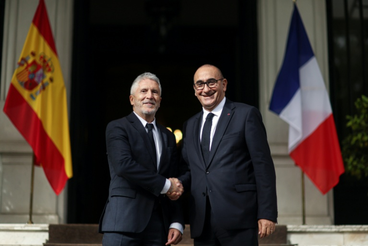 Le ministre espagnol de l'Intérieur, Fernando Grande-Marlaska (g), et son homologue français, Laurent Nuñez, avant une rencontre au ministère de l'Intérieur à Madrid, le 24 octobre 2025 ( AFP / OSCAR DEL POZO )